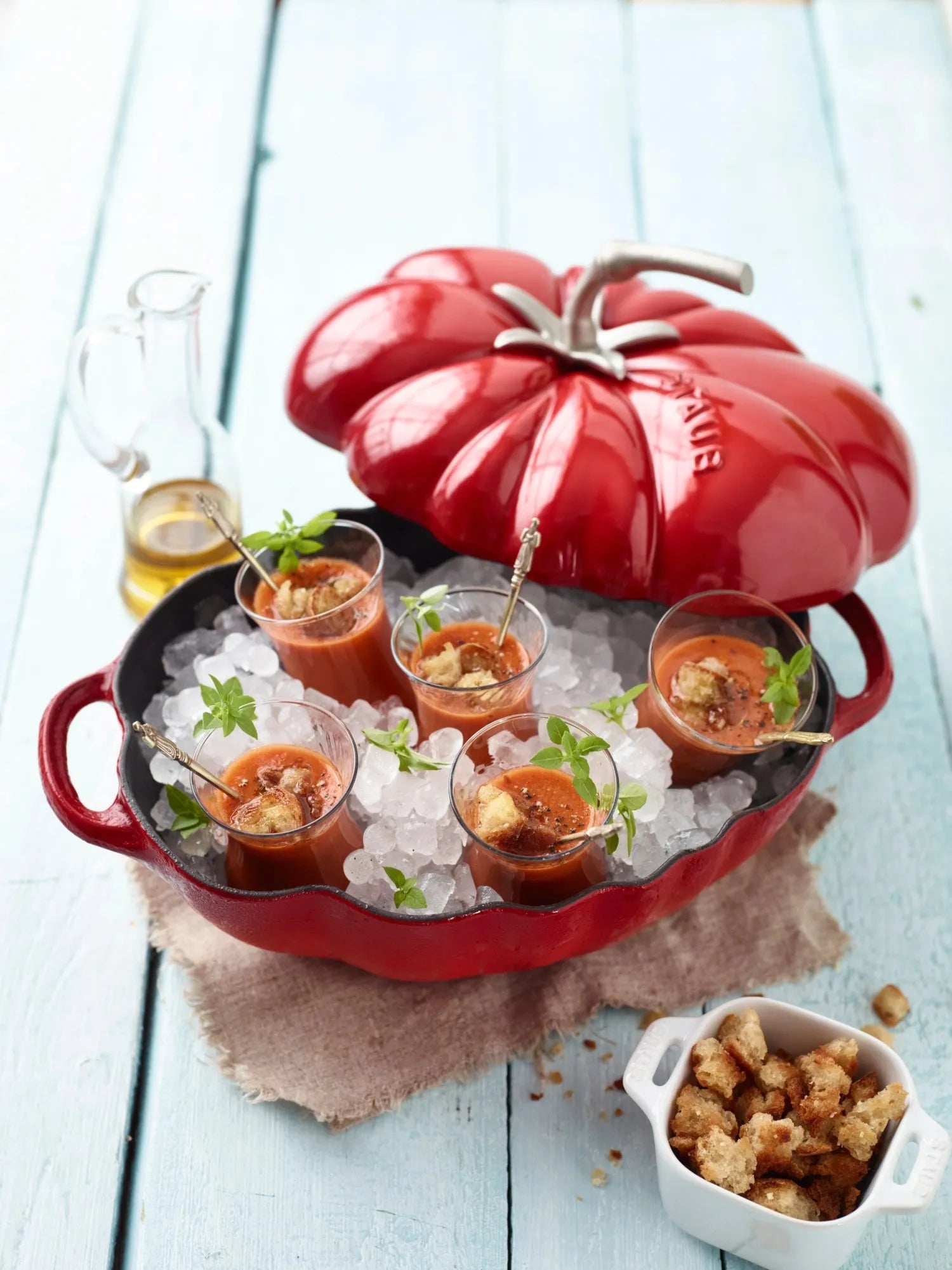 Staub Cocotte Tomate 2.9l: Elegante Gusseisenform für kulinarische Meisterwerke.