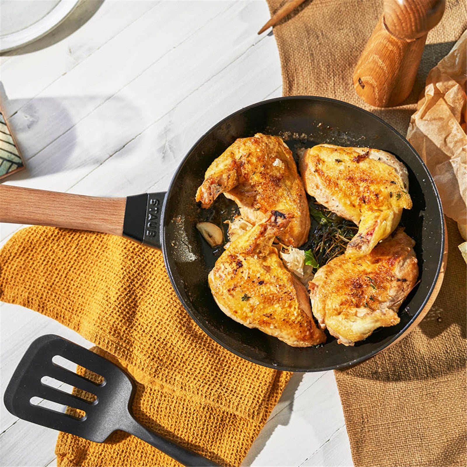 Erleben Sie die Staub Bratpfanne mit Holzgriff: Hochwertiges Gusseisen für perfekte Bratergebnisse und elegantes Design für Ihre Küche.