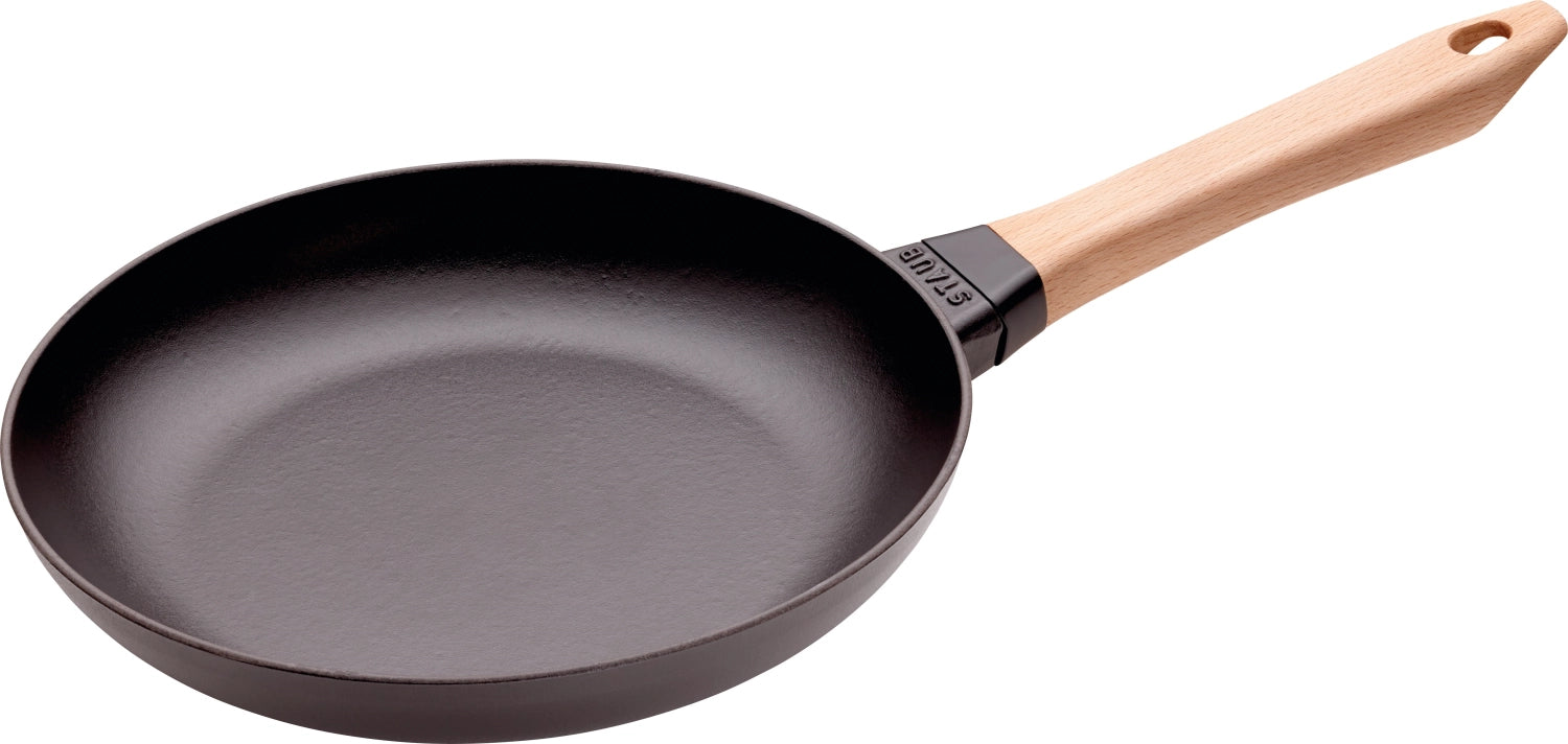 Erleben Sie die Staub Bratpfanne mit Holzgriff: Robust, elegant und ideal für perfekte Bratergebnisse in Ihrer Küche.