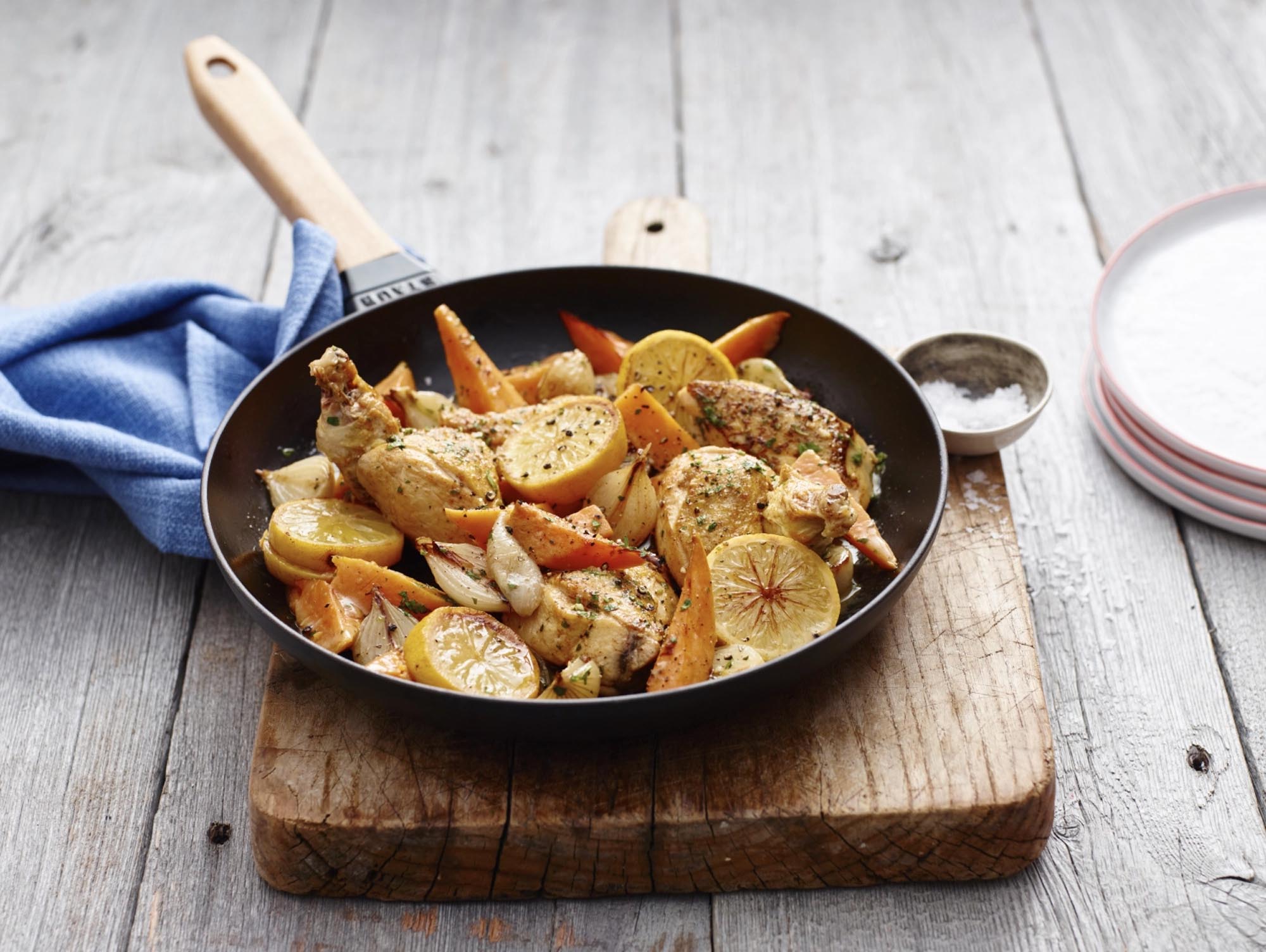 Entdecken Sie die Staub Bratpfanne mit Holzgriff: Hochwertiges Gusseisen für gleichmäßiges Braten und elegantes Servieren.