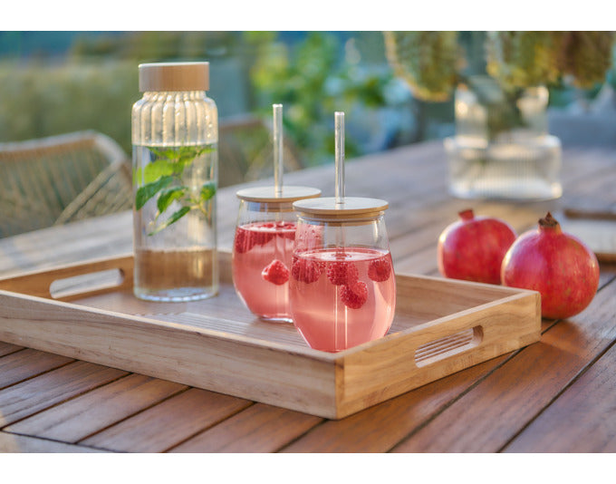 Stylische Trinkflasche aus Glas mit grünem Silikonschutz und Bambusdeckel, ideal für unterwegs. Maße: Ø 7 x 21,5 cm.