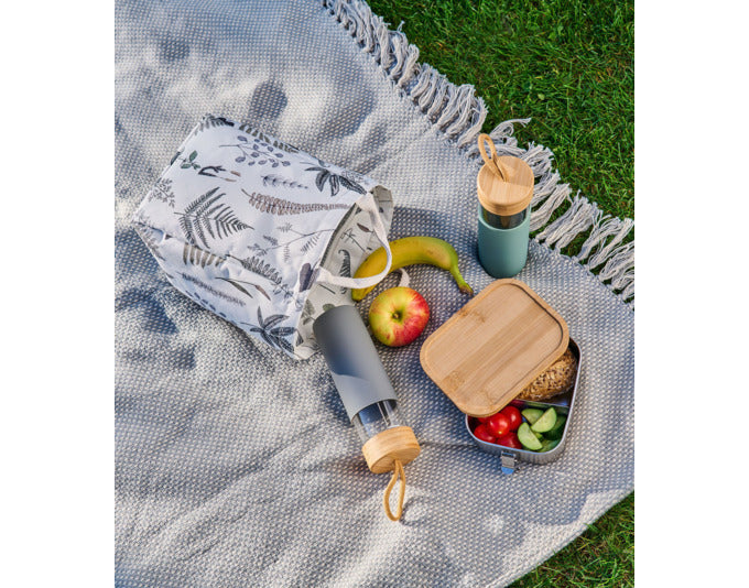 Stilvolle Trinkflasche mit Bambusdeckel und grauer Silikonhülle, ideal für unterwegs. Maße: Ø 7x21,5 cm. Hochwertig und praktisch.