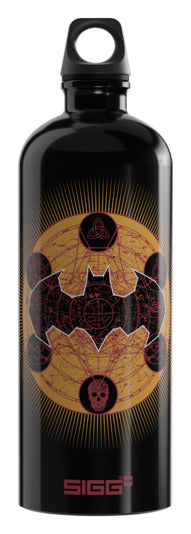 SIGG Trinkflasche Traveller Bottle Batman Classic Gold 1 l in  präsentiert im Onlineshop von KAQTU Design AG. Flasche ist von SIGG