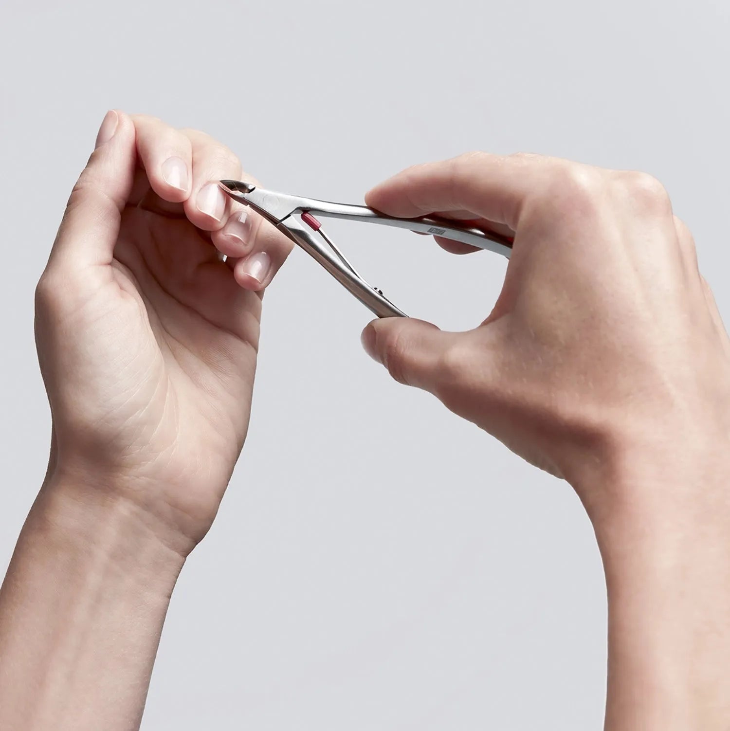 Zwilling Hautzange 100 mm: Präzise Nagelpflege mit mattem Finish.