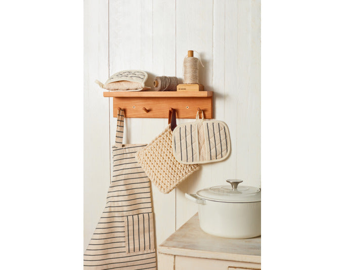 REDECKER Schürze Baumwolle beige gestreift 85x60 cm in  präsentiert im Onlineshop von KAQTU Design AG. Küchenhelfer ist von REDECKER
