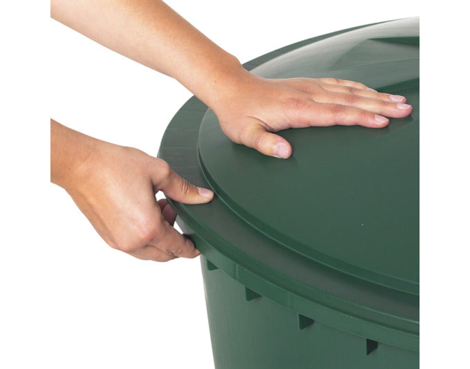 Grüner Deckel für 310 l Regentonne von GRAF, robust und passgenau, schützt das Wasser vor Verschmutzung und sorgt für Sicherheit.