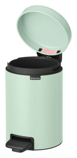 Eleganter Treteimer in Jadegrün, 3 Liter, ideal für kleine Räume. Nachhaltig, geruchsdicht und leise schließend.