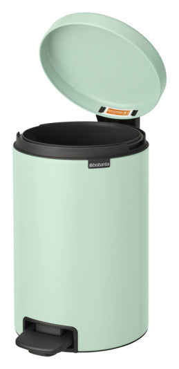 Eleganter Treteimer in Jadegrün, 12 Liter, von BRABANTIA. Perfekt für stilvolle Abfallentsorgung in jedem Raum.