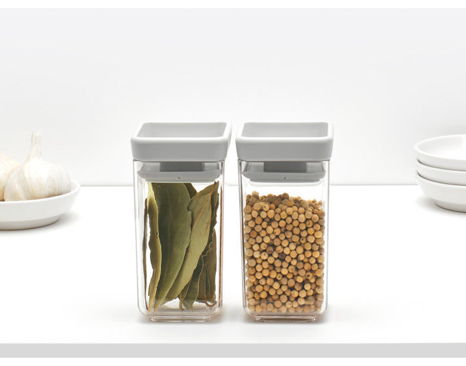 Praktisches 2-teiliges Vorratsdosen-Set von BRABANTIA in light grey, ideal für die Aufbewahrung kleiner Mengen, je 0,15 l Fassungsvermögen.