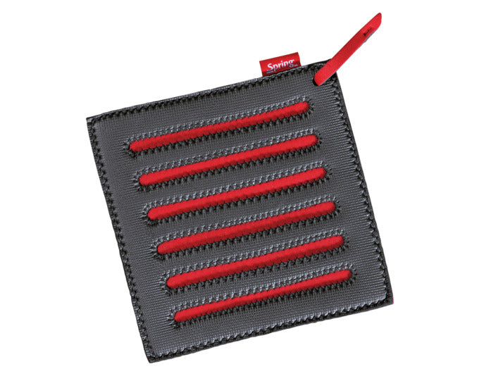 SPRING Untersetzer Grips eckig schwarz rot 21.5x21.5 cm in  präsentiert im Onlineshop von KAQTU Design AG. Pfannenuntersatz ist von SPRING