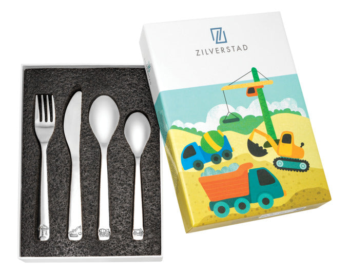 Das ZILVERSTAD Kinderbesteck Baufahrzeuge ist ein 4-teiliges Set mit liebevoll gestalteten Motiven von Baufahrzeugen für Kinder.