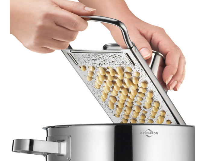 Robuster Spätzlehobel aus Edelstahl, ideal für hausgemachte Spätzle und Knöpfli. Praktisch, langlebig und einfach zu reinigen.