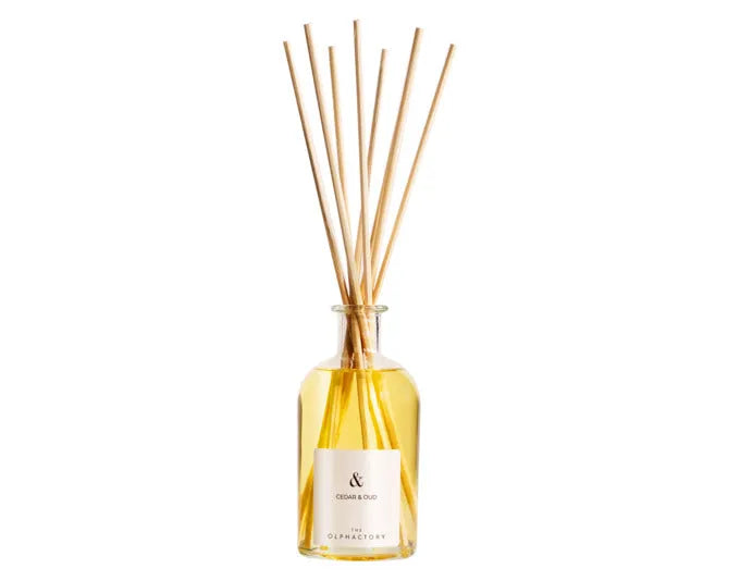 THE OLPHACTORY Raumduft Cedar & Oud 250 ml in  präsentiert im Onlineshop von KAQTU Design AG. Duftöl ist von THE OLPHACTORY