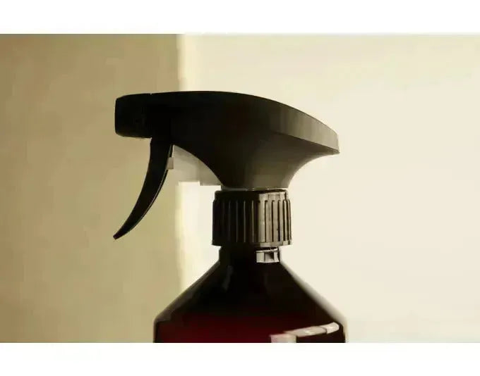 Elegantes Raumspray mit warmem Zedernholz und Oud-Duft, 500 ml, für ein luxuriöses Ambiente in Ihrem Zuhause.