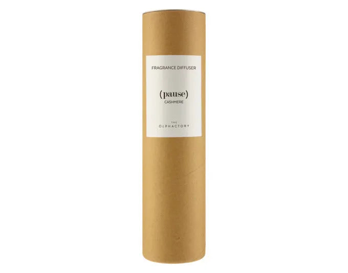 Eleganter Raumduft Cashmere von THE OLPHACTORY, 100 ml, verleiht Ihrem Zuhause eine warme und luxuriöse Atmosphäre.