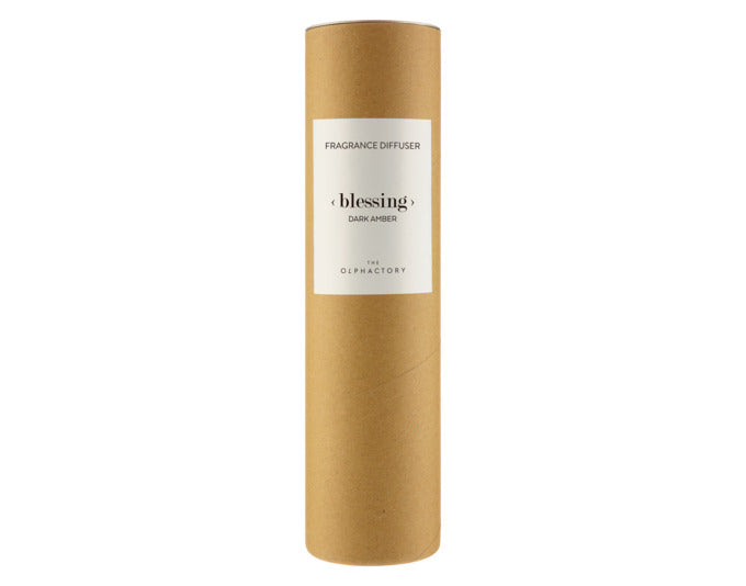 Ein eleganter Raumduft mit dunklen Ambernoten, der eine warme und luxuriöse Atmosphäre in jedem Raum schafft.