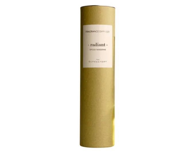 Ein eleganter Raumduft mit würziger Mandarine, 100 ml, von THE OLPHACTORY. Perfekt für ein warmes und einladendes Ambiente.