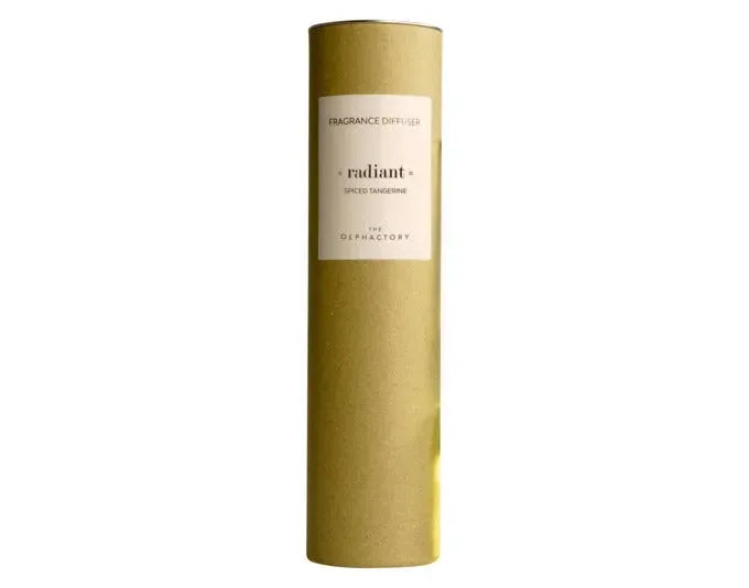 Ein eleganter Raumduft mit würziger Mandarine, 100 ml, von THE OLPHACTORY. Perfekt für ein warmes und einladendes Ambiente.