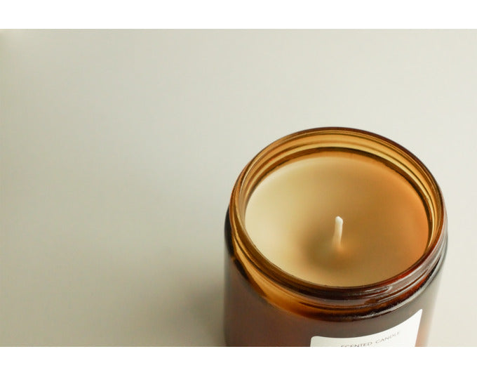 Luxuriöse Duftkerze mit warmen Noten von Zedernholz und Oud, 360 g, 60 Stunden Brenndauer, elegantes Design.