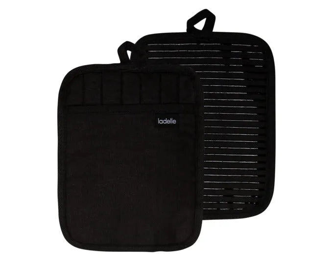 LADELLE Topflappen Lennox black 19x24.5 cm 2 Stk. in  präsentiert im Onlineshop von KAQTU Design AG. Backutensilien ist von LADELLE
