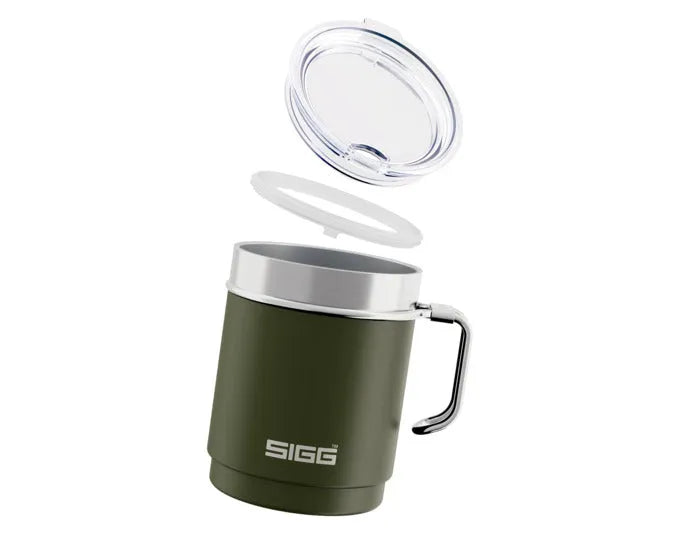 Der SIGG Travel Mug in roasted green, 0.3 l, ist ein stilvoller, isolierender Becher für unterwegs, ideal für heiße und kalte Getränke.