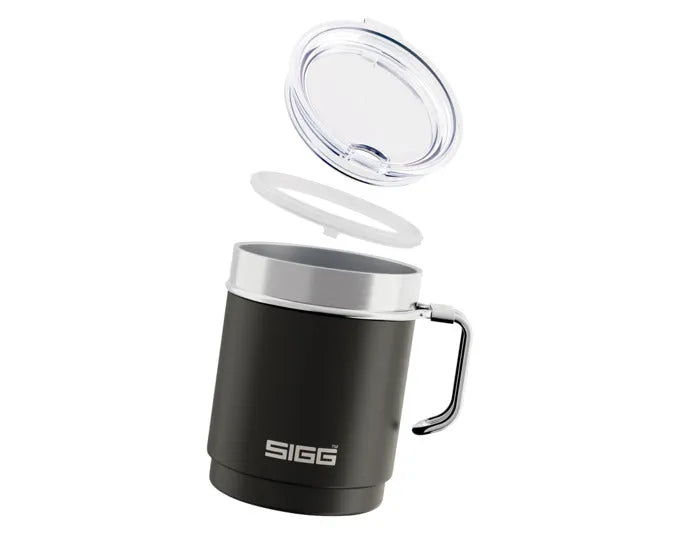 Der SIGG Travel Mug in Nacht-Schwarz (0.3 l) hält Getränke warm oder kalt, ist auslaufsicher und ideal für unterwegs.