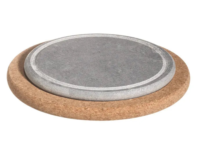 HUKKA Hot Stone Paistokas mit Korkuntersetzer 2-teilig ø 22 cm in  präsentiert im Onlineshop von KAQTU Design AG. Grillzubehör ist von HUKKA DESIGN