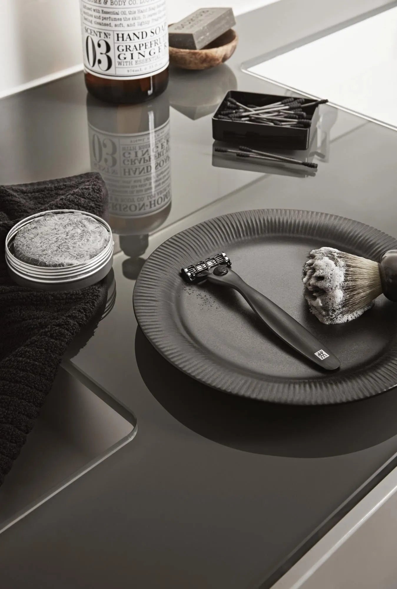 Eleganter TWINOX Rasierer in Schwarz für perfekte Rasurergebnisse.