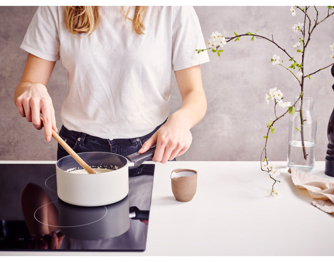 Hochwertige BRABANTIA Stielkasserolle ø 16 cm, ideal für Induktion, aus recyceltem Material, mit Deckel, langlebig und umweltfreundlich.