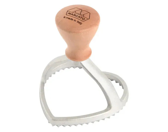MARCATO Ravioli Stempel mit Holzgriff Herz 8 cm in  präsentiert im Onlineshop von KAQTU Design AG. Küchenhelfer ist von MARCATO