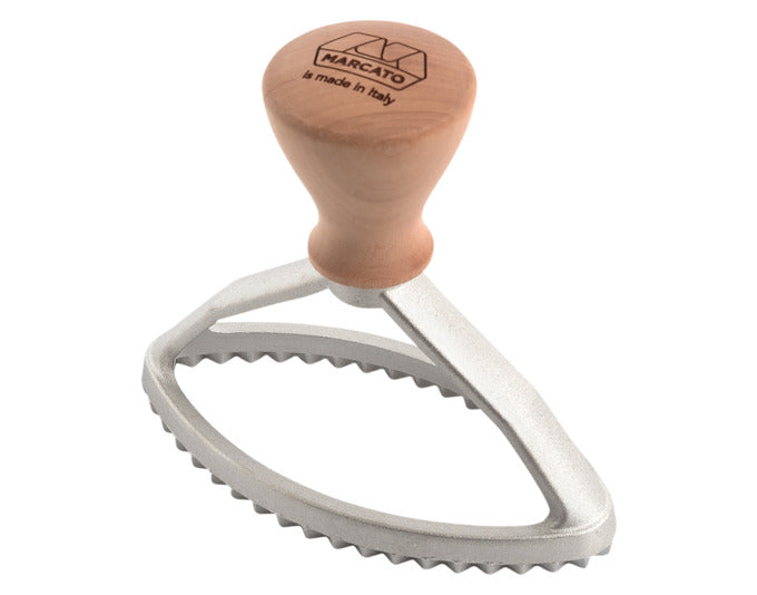 MARCATO Ravioli Stempel mit Holzgriff Oval 10 cm in  präsentiert im Onlineshop von KAQTU Design AG. Küchenhelfer ist von MARCATO