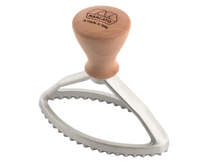 MARCATO Ravioli Stempel mit Holzgriff Oval 10 cm in  präsentiert im Onlineshop von KAQTU Design AG. Küchenhelfer ist von MARCATO