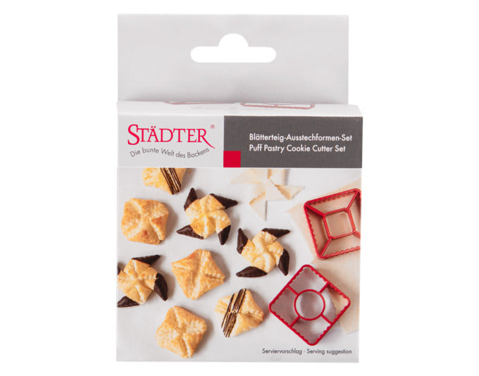 Set aus zwei roten Blätterteigausstechern von STÄDTER, ideal für kreative Backideen, Maße: 8,4x8,4x2,2 cm.