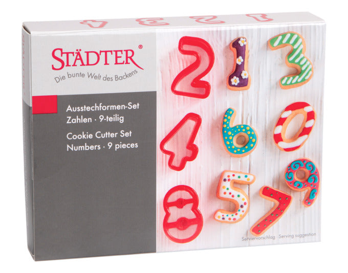 Set aus 9 roten Zahlen-Ausstechern (3,5–4 cm) von STÄDTER, ideal für kreative Backideen und Dekorationen.