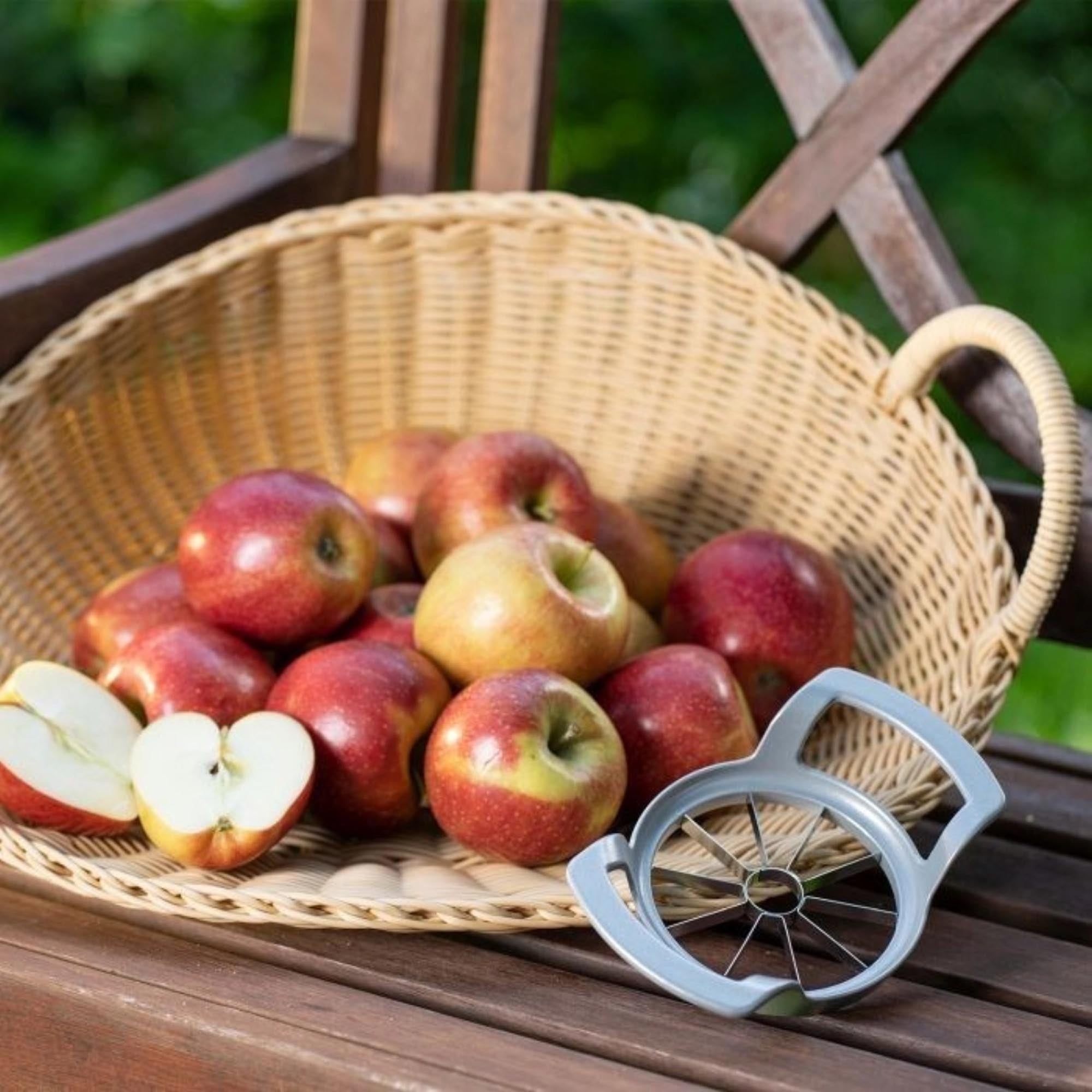 Retro Apfel- und Birnenteiler von Westmark, 11x17x4cm, ideal für gleichmäßige Obststücke, funktional und mit nostalgischem Design.
