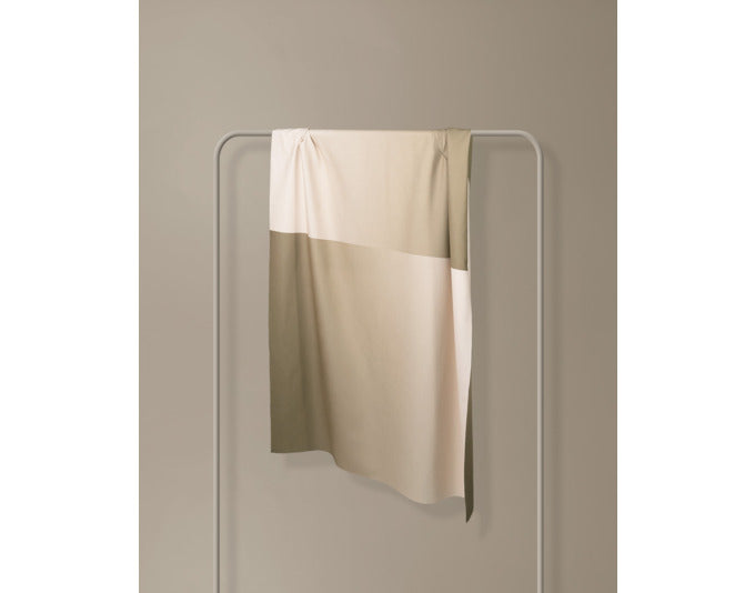 ARPE Handtuch calm sand cream 50 x 95 cm in  präsentiert im Onlineshop von KAQTU Design AG. Badzubehör ist von ARPE