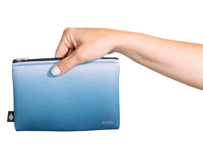 ARPE Necessaire S steel blue 12 x 18 cm in  präsentiert im Onlineshop von KAQTU Design AG. Badzubehör ist von ARPE