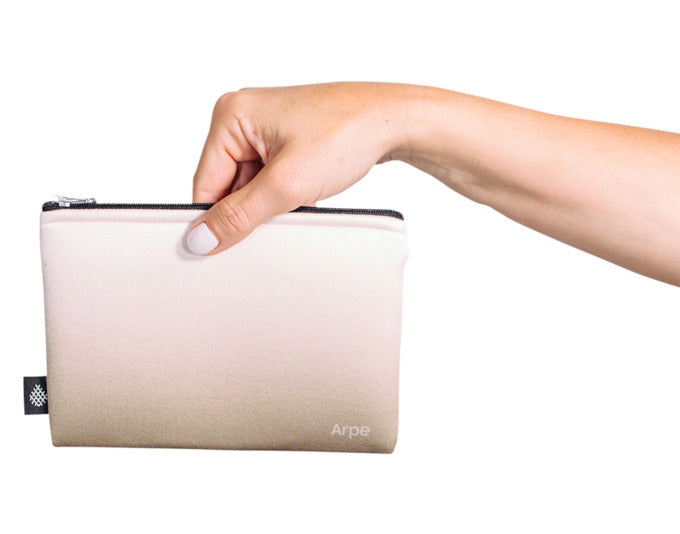 ARPE Necessaire S sand cream 12 x 18 cm in  präsentiert im Onlineshop von KAQTU Design AG. Badzubehör ist von ARPE