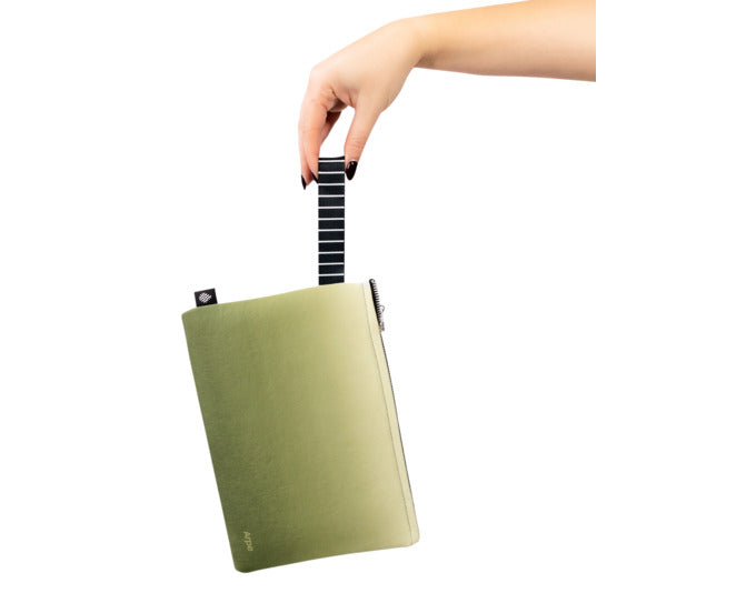 ARPE Necessaire L olive green 18 x 25 cm in  präsentiert im Onlineshop von KAQTU Design AG. Badzubehör ist von ARPE