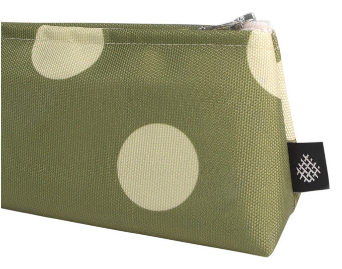ARPE Necessaire XS dots olive green 8 x 18 cm in  präsentiert im Onlineshop von KAQTU Design AG. Badzubehör ist von ARPE