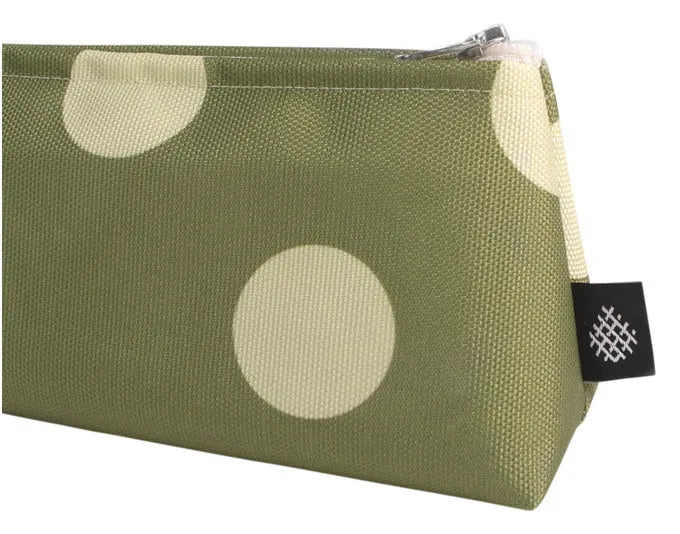 Kompaktes Necessaire XS in Olivgrün mit Punktmuster, 8x18 cm, ideal für unterwegs, stilvoll und praktisch von ARPE.
