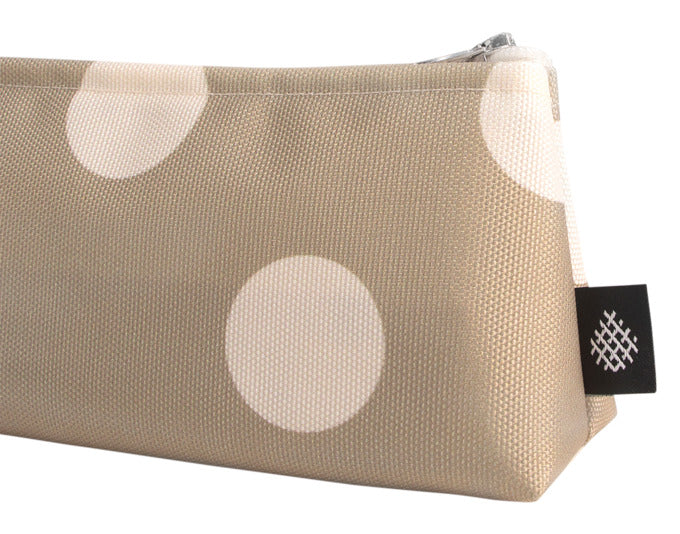 ARPE Necessaire XS dots sand cream 8 x 18 cm in  präsentiert im Onlineshop von KAQTU Design AG. Badzubehör ist von ARPE