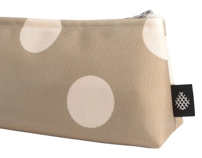 Kompaktes Necessaire XS von ARPE in sand cream mit Punktmuster, ideal für unterwegs, Maße: 8 x 18 cm, stilvoll und praktisch.