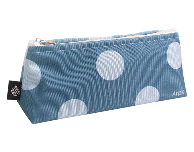 ARPE Necessaire XS dots steel blue 8 x 18 cm in  präsentiert im Onlineshop von KAQTU Design AG. Badzubehör ist von ARPE
