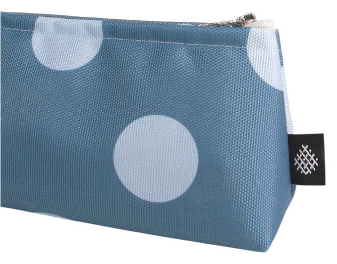 ARPE Necessaire XS dots steel blue 8 x 18 cm in  präsentiert im Onlineshop von KAQTU Design AG. Badzubehör ist von ARPE