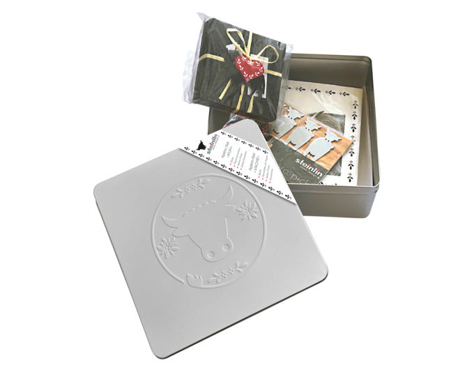 STEINLIN Weissblechdose Apèro-Box Kuh gefüllt 19.5x19.5x7 cm in  präsentiert im Onlineshop von KAQTU Design AG. Aufbewahrungsdose ist von STEINLIN