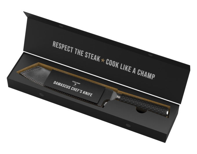Elegantes Damast-Kochmesser von STEAK CHAMP mit Lederholster, ideal für präzises Schneiden und stilvolles Kochen.
