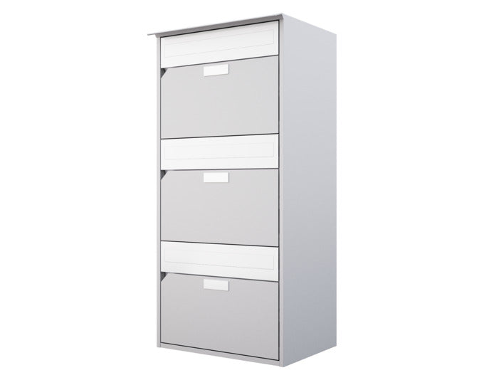 Aluminium-Briefkasten von HUBER in Weissaluminium (RAL 9006), dreifach übereinander montiert, mit flacher Front und Regenschutzleiste.