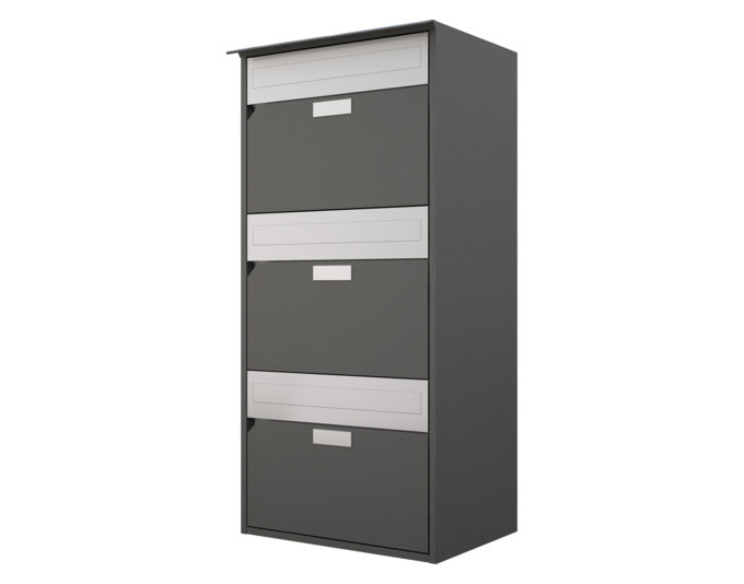 Aluminium-Briefkasten von HUBER in dunkelgrau metallic, dreifach übereinander montiert, mit flacher Front und Regenschutzleiste.