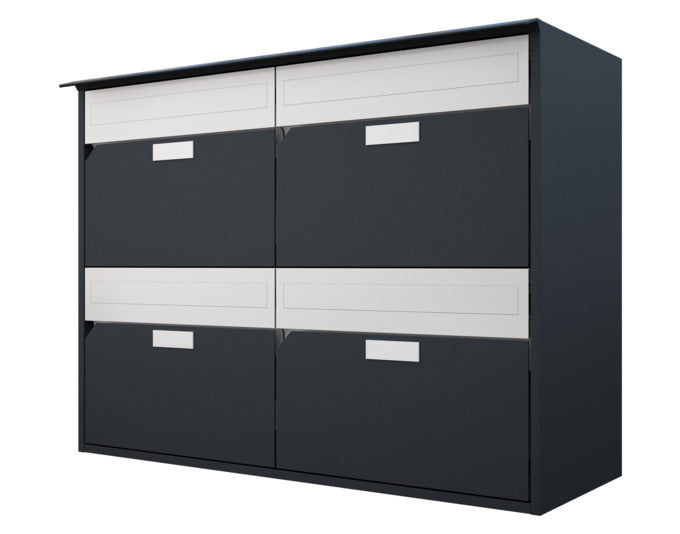 Vier Aluminium-Briefkästen in Anthrazitgrau (RAL 7016), nebeneinander montiert, mit flacher Front, Regenschutzleiste und Auseckung.